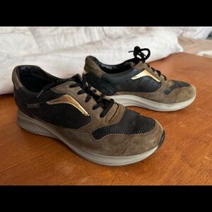 Mephisto snake sneakers, size 7.5, lightly worn